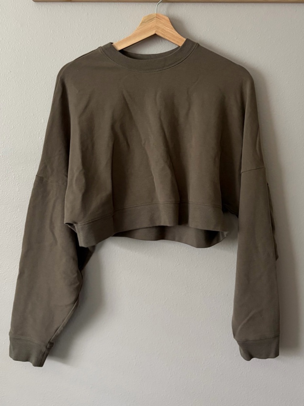 ALO Yoga Cropped Sway Crew Neck Pullover in Olive Green